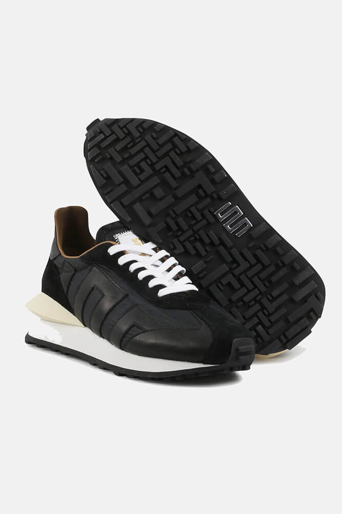 Esseutesse Runner Sneaker in Black