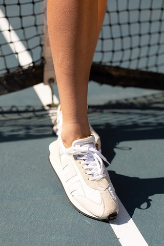 Esseutesse Runner Sneaker in Off-White