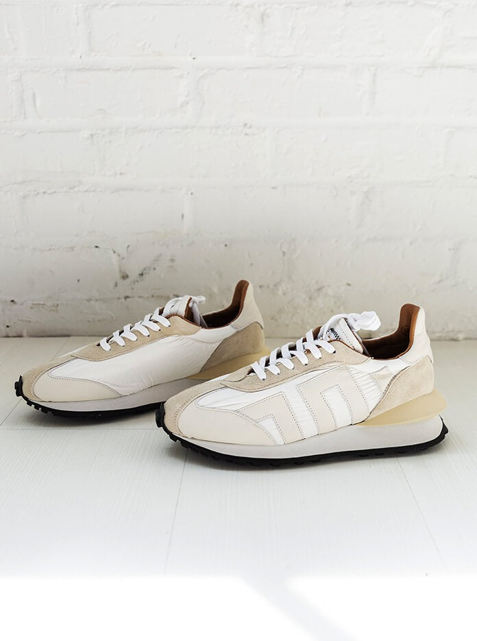 Esseutesse Runner Sneaker in Off-White