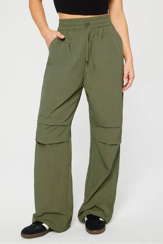 Fabletics Woven Crinkle Pant - Utility Green